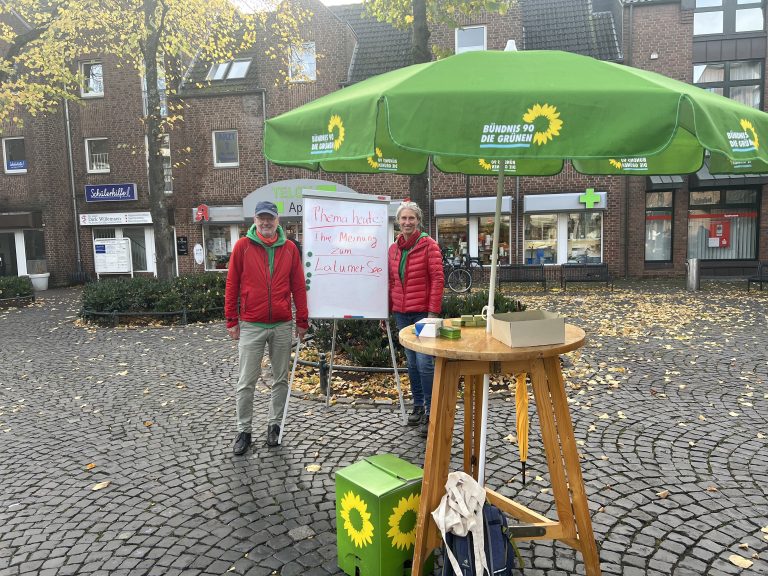 Infostand zum Kulturpfad am Latumer See